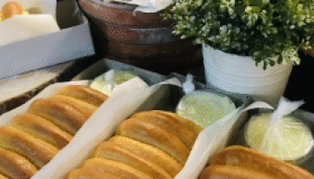 2 kue favorit pilihan : Roti Sisir dan Bolu Tape